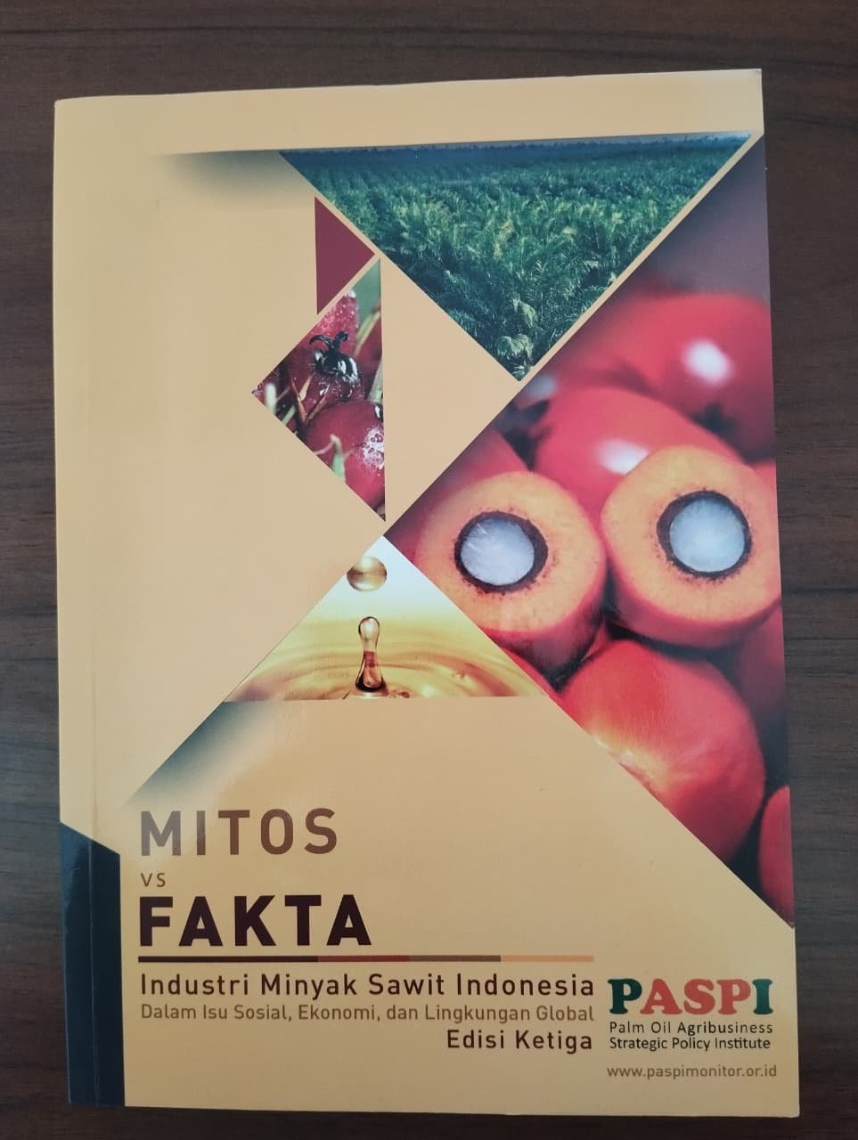 Cover Mitos vs. Fakta Industri Minyak Sawit Indonesia dalam Isu Sosial, Ekonomi, dan Lingkungan Global, Edisi Ketiga